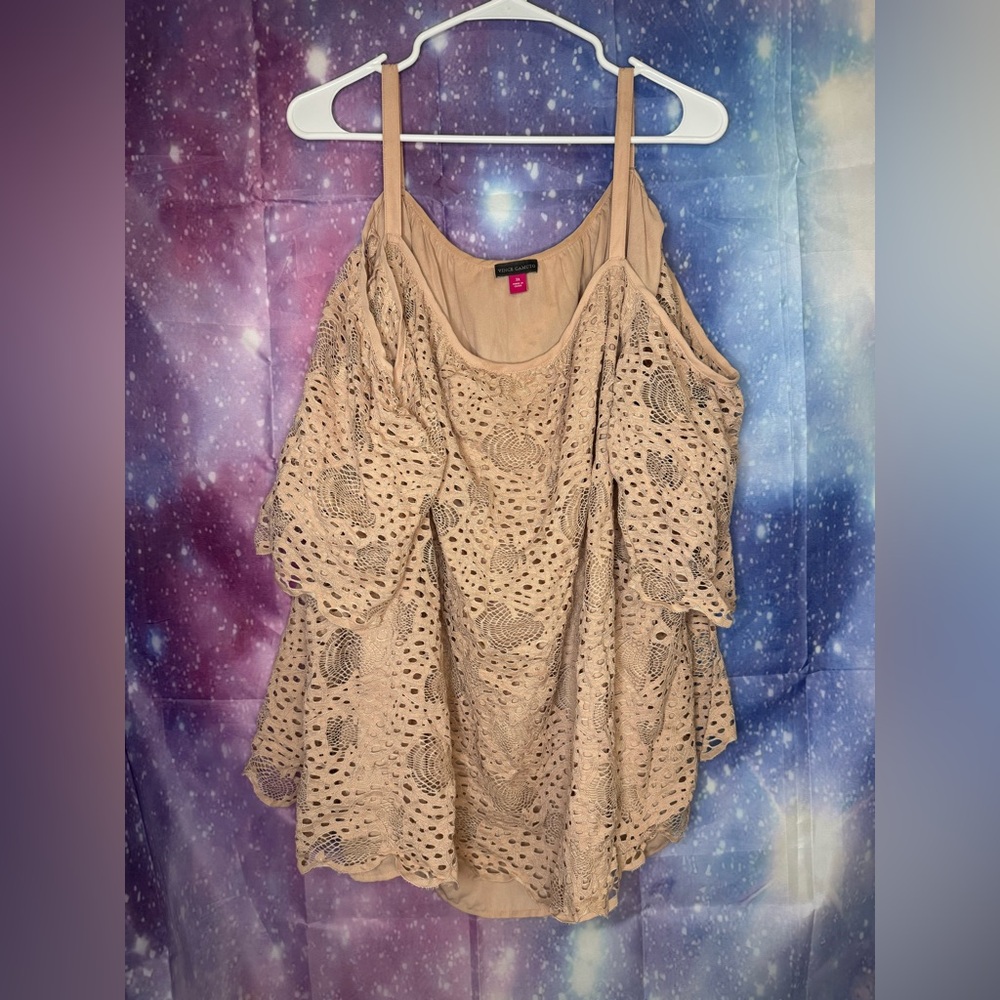 Vince camuto cold shoulder style top 🛍